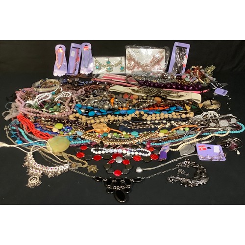 610 - Costume Jewellery - a quantity of costume jewellery including necklaces, bangles, etc