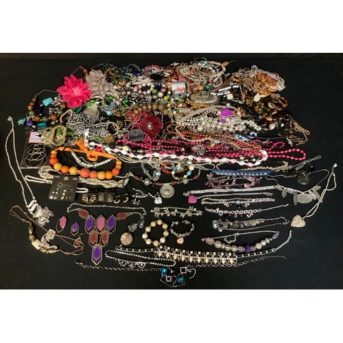 610 - Costume Jewellery - a quantity of costume jewellery including necklaces, bangles, etc