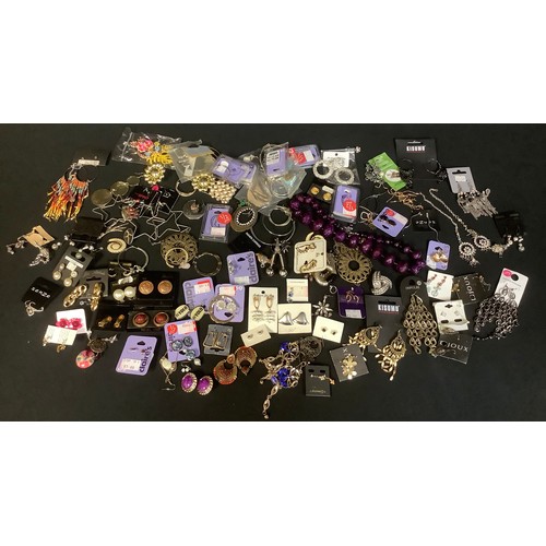 610 - Costume Jewellery - a quantity of costume jewellery including necklaces, bangles, etc