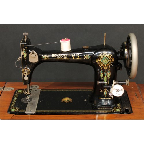 623 - A treadle sewing machine, 79cm high, 85cm wide, 45.5cm deep