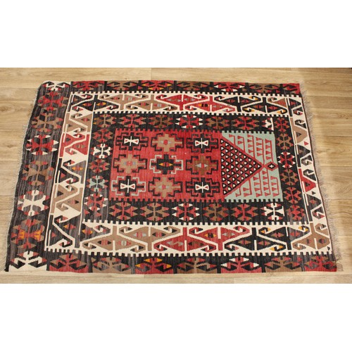 628 - A Middle Eastern rectangular woollen kilim rug, 140cm x 94cm