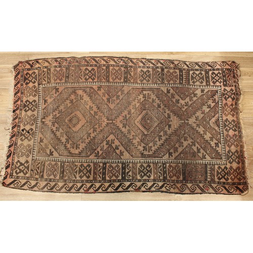 629 - A Middle Eastern rectangular woollen rug, 137cm x 82cm