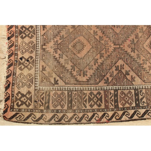 629 - A Middle Eastern rectangular woollen rug, 137cm x 82cm