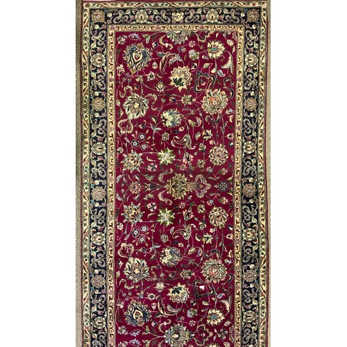 179 - A Persian Kashan woollen rug/carpet, 540cm x 102cm