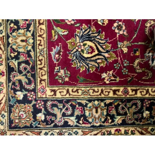 179 - A Persian Kashan woollen rug/carpet, 540cm x 102cm