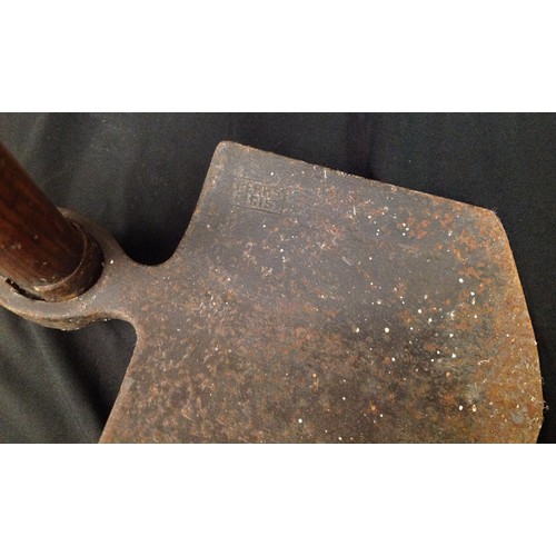 65 - WW1 British Army 1908 Pattern Entrenching Tool. Maker marked and dated 