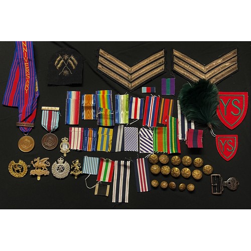 93 - A colection of mixed WW2 British cap badges & General Service buttons, original medal ribbons, Sgt's... 