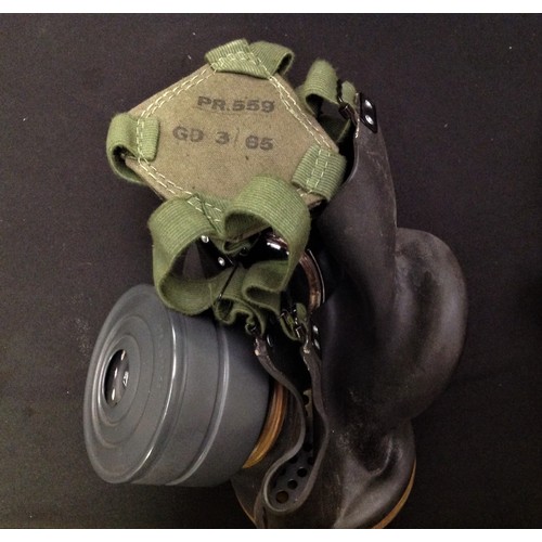 94 - WW2 pattern British Lightweight Respirator, mask dated 2-1952, straps dated 3/1965 and complete with... 