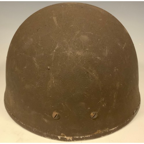 99 - WW2 British Helmet, Steel, Airborne Troops. Original paint finish. Leather chinstrap. Liner maker ma... 