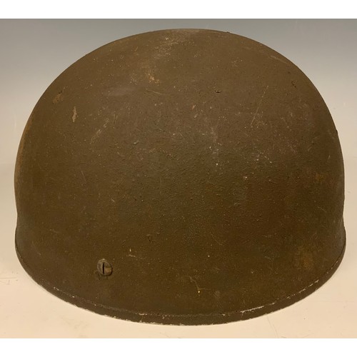 99 - WW2 British Helmet, Steel, Airborne Troops. Original paint finish. Leather chinstrap. Liner maker ma... 