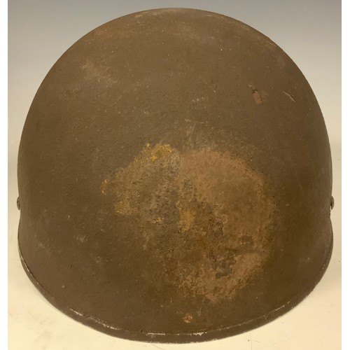 99 - WW2 British Helmet, Steel, Airborne Troops. Original paint finish. Leather chinstrap. Liner maker ma... 