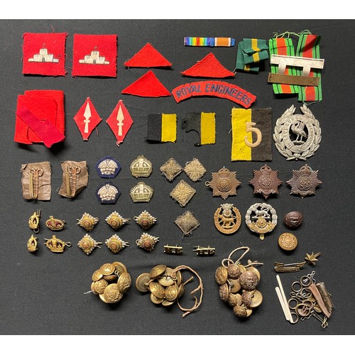 115 - WW2 British cap badges and insignia to include three Hampshire Regiment Officers cap badges, York & ... 