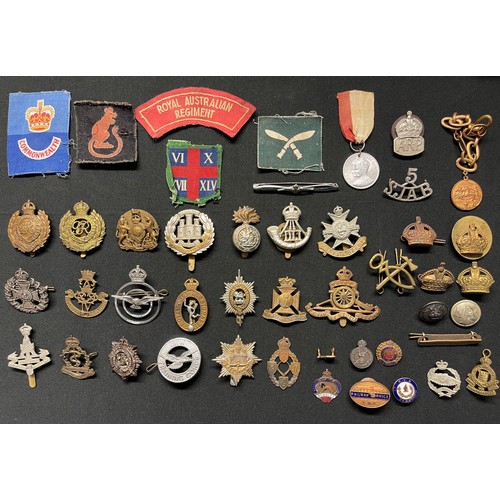 122 - WW2 British Cap Badge collection to include: Rifle Brigade, RE, RE WW1 solid brass, Worcestershire R... 