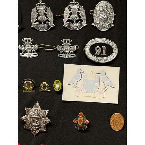 197 - A small collection of Scottish Police & Irish Garda Police insignia includes Kings Crown enamel Pert... 