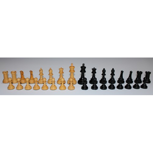 5084 - A boxwood and ebony Staunton pattern weighted chess set, the Kings 9.5cm high