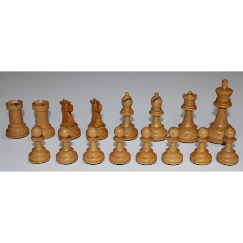 5084 - A boxwood and ebony Staunton pattern weighted chess set, the Kings 9.5cm high