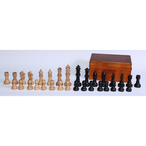 5082 - A boxwood and ebonised chess set, stylised pattern, the Kings 11.5cm high