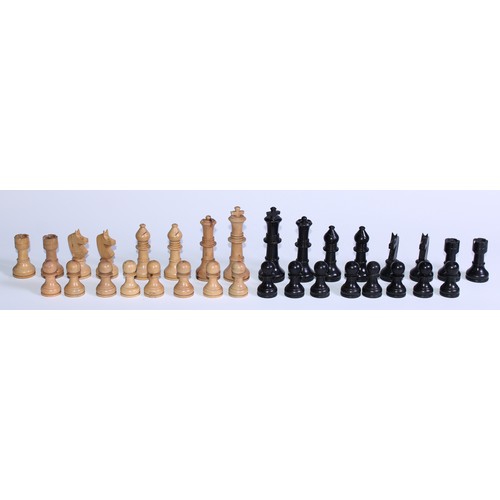 5082 - A boxwood and ebonised chess set, stylised pattern, the Kings 11.5cm high