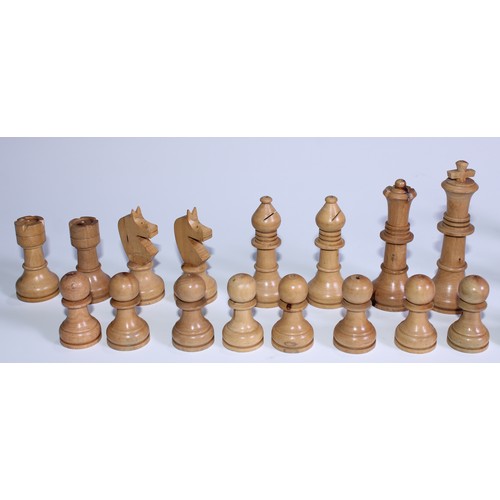 5082 - A boxwood and ebonised chess set, stylised pattern, the Kings 11.5cm high