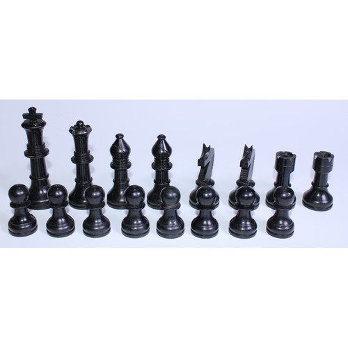 5082 - A boxwood and ebonised chess set, stylised pattern, the Kings 11.5cm high