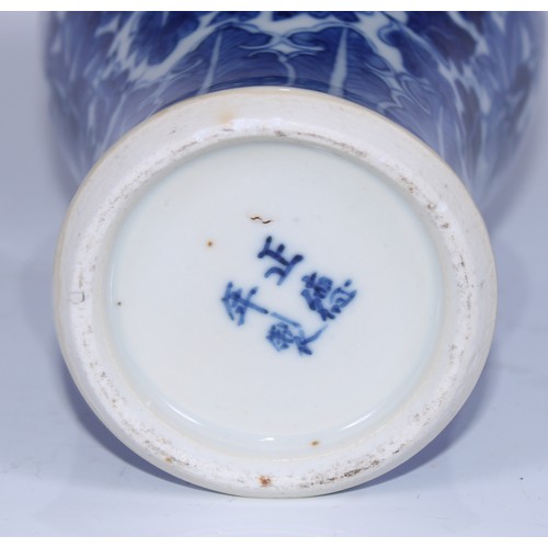 5108 - A Chinese Export porcelain oval serving platter, painted in underglaze blue with flowers, leafy foli... 