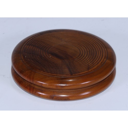 5073 - A 19th century walnut push-centre trick snuff box, reeded borders, 9cm diam