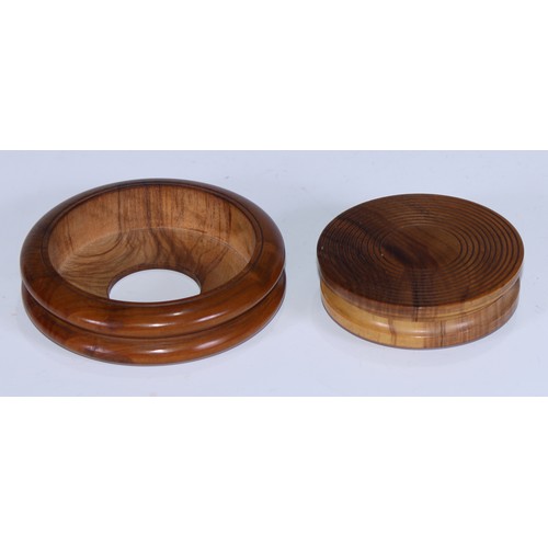 5073 - A 19th century walnut push-centre trick snuff box, reeded borders, 9cm diam