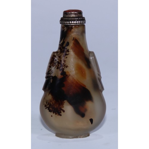 5094 - A Chinese agate snuff bottle, silver coloured metal stopper, 6.5cm long