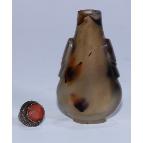 5094 - A Chinese agate snuff bottle, silver coloured metal stopper, 6.5cm long