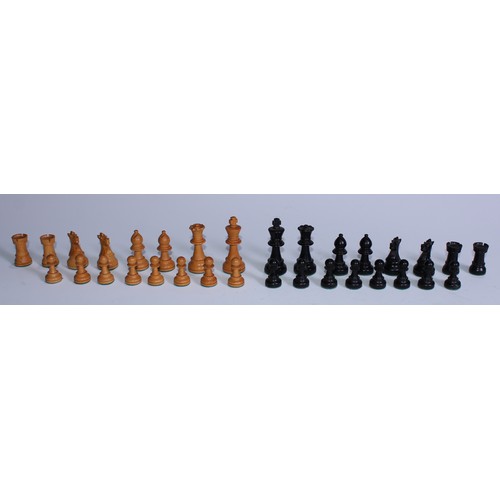 5083 - A boxwood and ebony Staunton pattern weighted chess set, the Kings 7.5cm, oak box