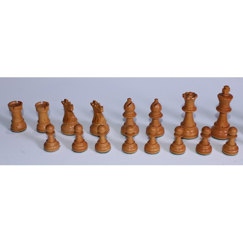 5083 - A boxwood and ebony Staunton pattern weighted chess set, the Kings 7.5cm, oak box