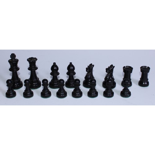 5083 - A boxwood and ebony Staunton pattern weighted chess set, the Kings 7.5cm, oak box