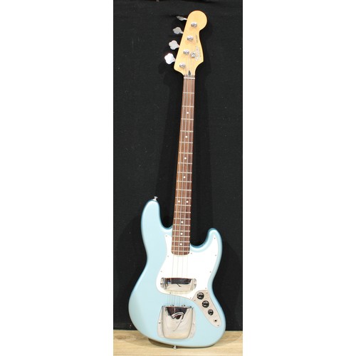 5668 - A Fender Jazz electric bass guitar, made in Mexico, numbered MZ3158670, metallic blue finish, 117cm ... 