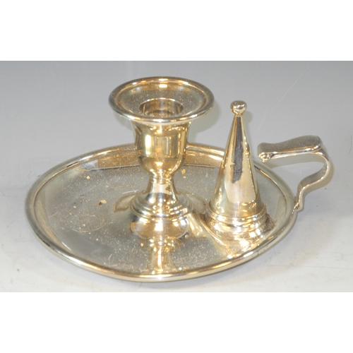 186 - A Victorian silver chamberstick and snuffer, detachable nozzle, dished tray, 15.5cm diam, Joseph Rod... 