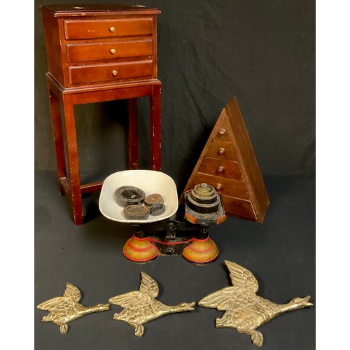 156 - A set of balance scales, three brass flying ducks, pyramid chest of drawers;  a small chest on stand