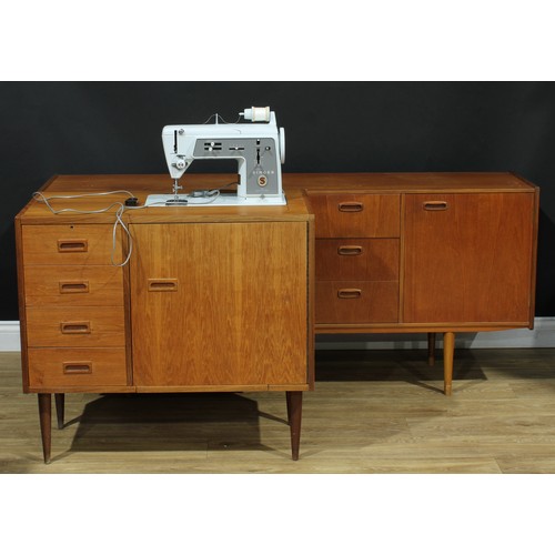 646 - A retro mid-20th century Singer sewing machine, 611 G, in a teak cabinet, 77.5cm high, 85.5cm wide, ... 