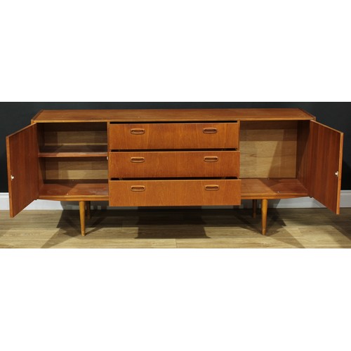 646 - A retro mid-20th century Singer sewing machine, 611 G, in a teak cabinet, 77.5cm high, 85.5cm wide, ... 