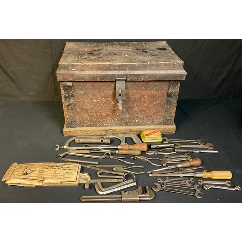 689 - A stained pine tool chest, fitted with drawers, assorted metal and engineering tools, wrenches, etc