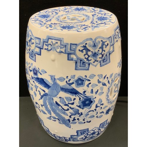 63 - A Chinese blue and white barrel conservatory seat, decorated with birds and flowers, 46,5cm high, 33... 