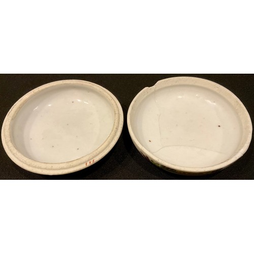 34 - A Chinese bun shaped box and cover, painted in polychrome with Hundred Boys, 9.5cm diam, 19th centur... 