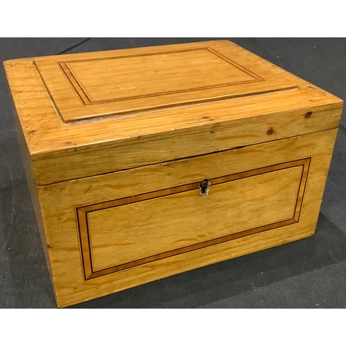 61 - An early 20th century satinwood banded oak jewellery or collectors box, hinged cover enclosing a fit... 