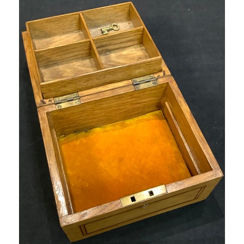 61 - An early 20th century satinwood banded oak jewellery or collectors box, hinged cover enclosing a fit... 