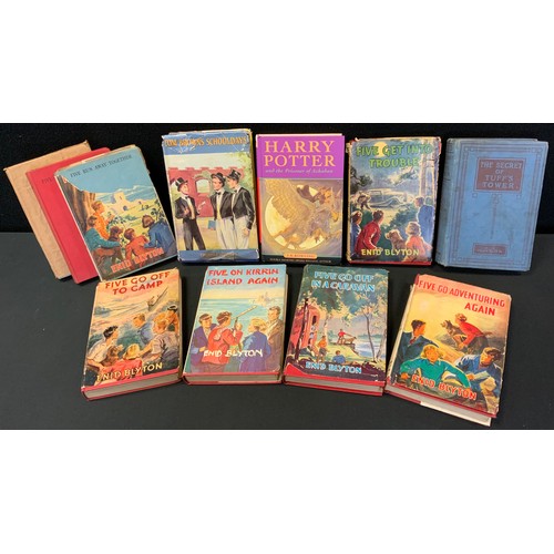 71 - Books - Enid Byltons Famous Five series, Five on a Treasure Island, 1950 seventh impression;  Five G... 