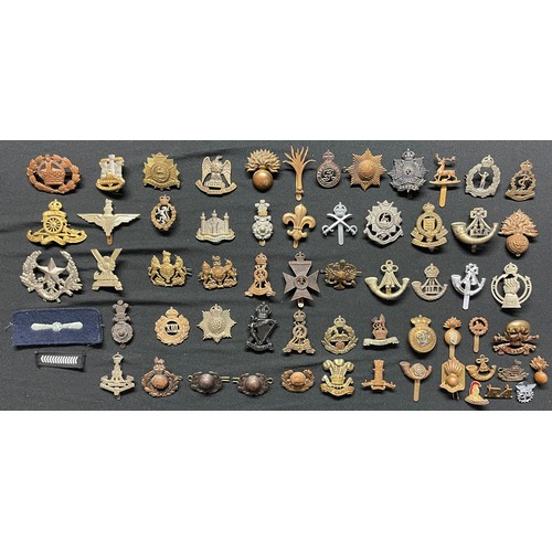 91 - WW2 British cap badges to include: Royal Armoured Corps, General Service Corps x2, Green Howards, We... 