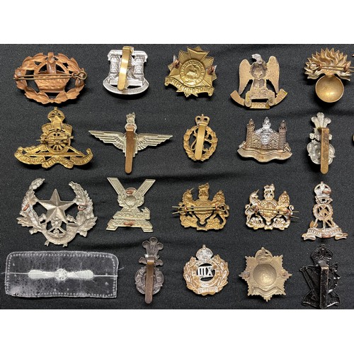 91 - WW2 British cap badges to include: Royal Armoured Corps, General Service Corps x2, Green Howards, We... 