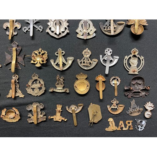 91 - WW2 British cap badges to include: Royal Armoured Corps, General Service Corps x2, Green Howards, We... 