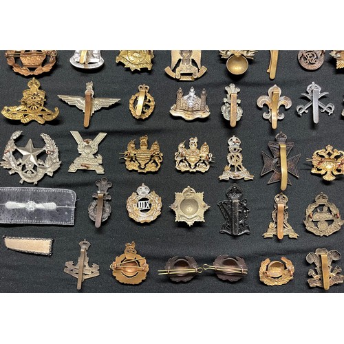 91 - WW2 British cap badges to include: Royal Armoured Corps, General Service Corps x2, Green Howards, We... 