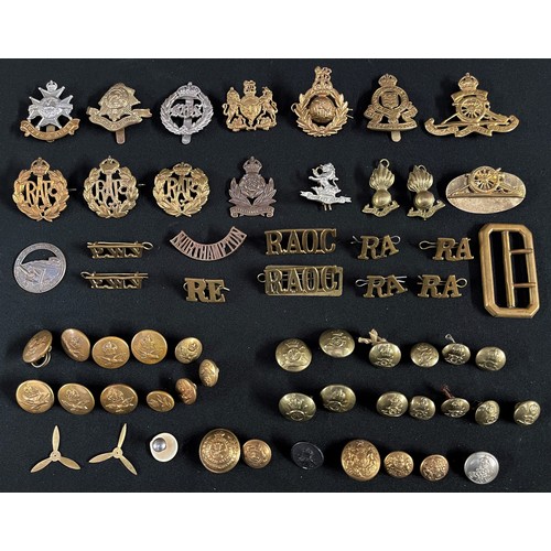 118 - WW2 British Cap badges, shoulder titles, collar dogs and buttons to include: cap badges for Notts & ... 