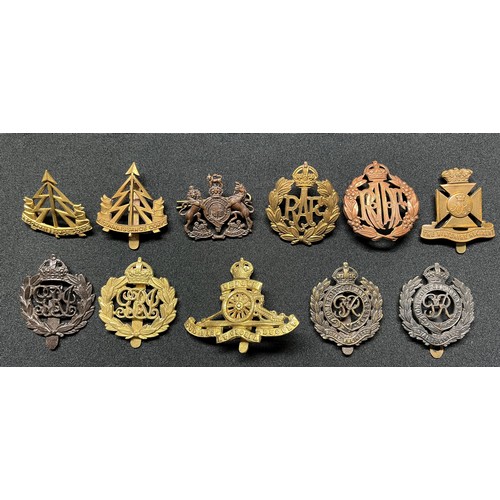 124 - WW2 British cap badges and trench art to include: Recce Corps x 2, RA, RAF, RAAF, Wiltshire Regt, Ro... 