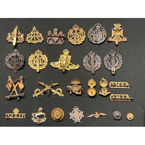 124 - WW2 British cap badges and trench art to include: Recce Corps x 2, RA, RAF, RAAF, Wiltshire Regt, Ro... 